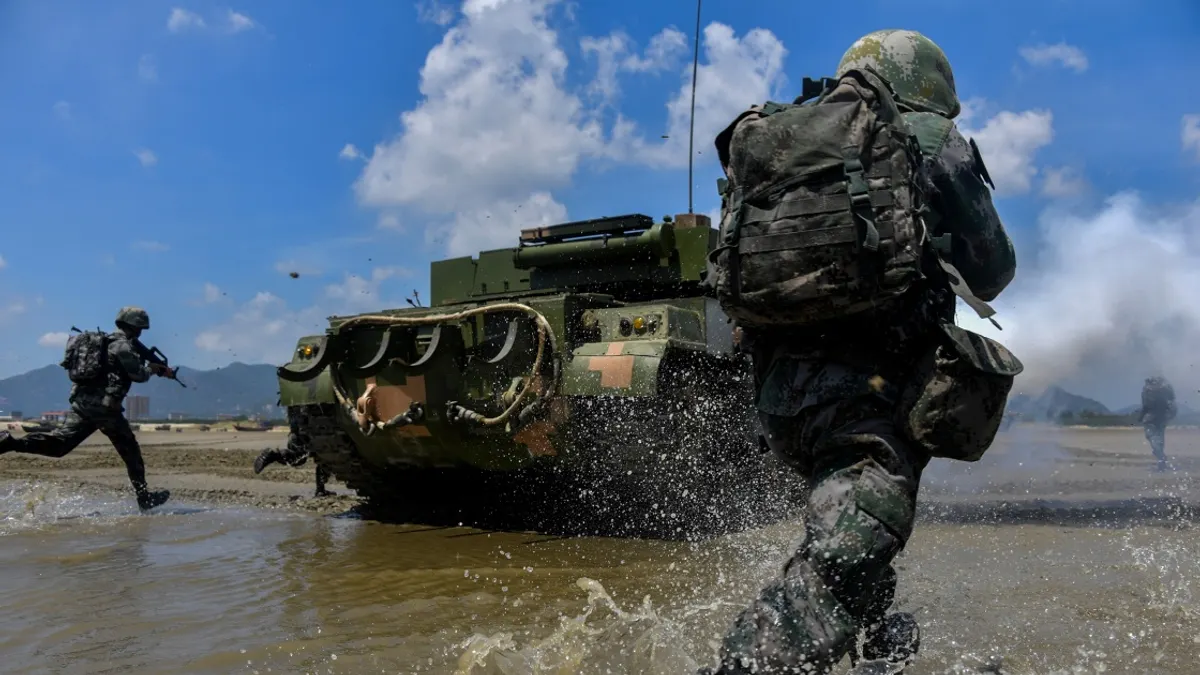 20207月,中國東部戰區陸軍第73集團軍正在進行搶灘登陸訓練。(翻攝網路)