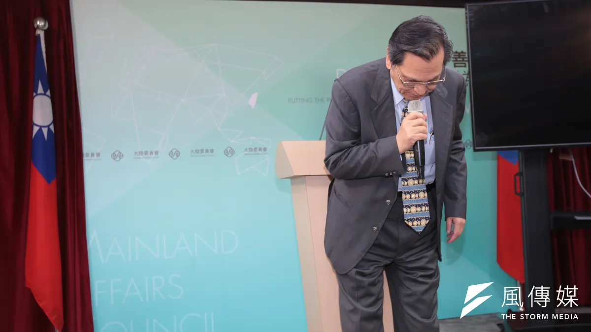 陸委會主委陳明通日前一席「禽獸說」引發外界爭議,陳明通2日表示,是希望在拚經濟過程中也要顧主權,但措詞不是很恰當,引起不舒服,他也二度鞠躬道歉。(顏麟宇攝)