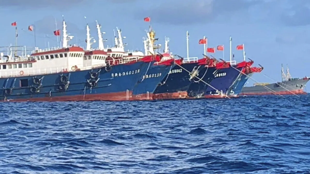 被認為是「海上民兵」的中國漁船盤據牛軛礁海域不願離開,引發中菲關係緊張。(美聯社)