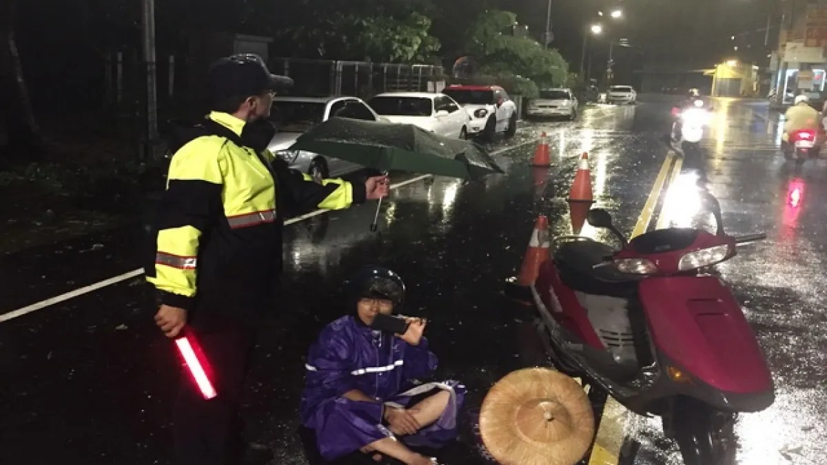 颱風過境 員警冒雨救災「足感心」