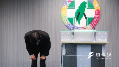 民進黨代理黨主席陳其邁30日於中常會後發表談話,並對著媒體鏡頭深深鞠躬。(顏麟宇攝)