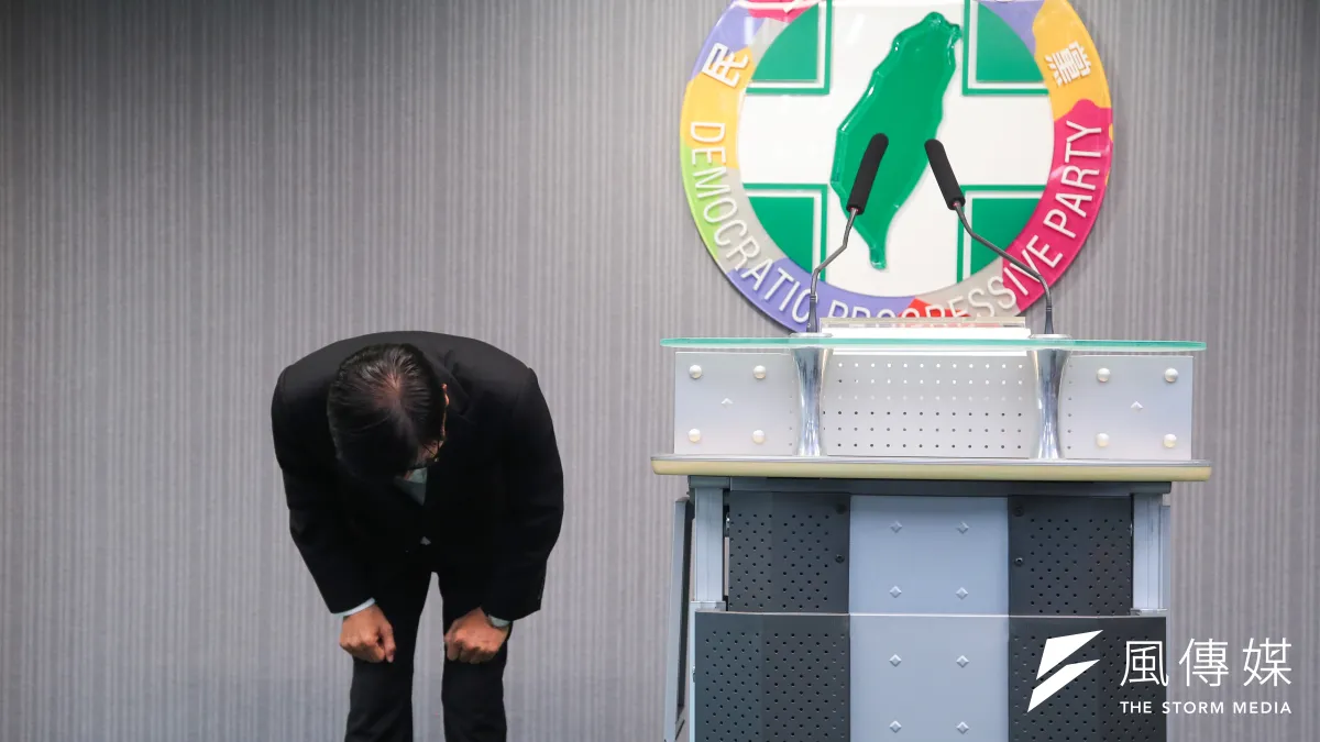 民進黨代理黨主席陳其邁30日於中常會後發表談話,並對著媒體鏡頭深深鞠躬。(顏麟宇攝)