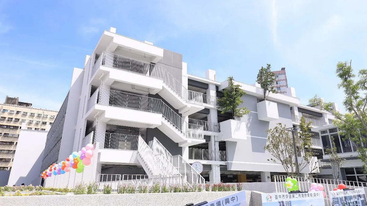 第二市場停車場(興中)於114年6月20正式啟用,共提供汽車車位477席、機車車位632席。(圖/台中市政府) 第二市場停車場(興中)於114年6月20正式啟用,共提供汽車車位477席、機車車位632席。(圖/台中市政府)