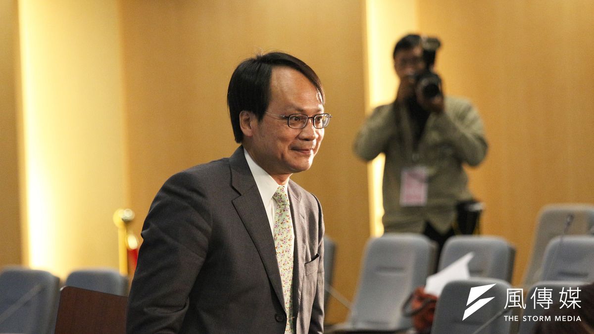 不當黨產處理委員會22日舉行國民黨中山南路前中央黨部大樓是否為不當黨產之聽證會,黨產會主委林峯正表示,1967年公文屬新事證,如果撥用合法,國民黨中央黨部為何要改租用?(陳韡誌攝) 不當黨產處理委員會22日舉行國民黨中山南路前中央黨部大樓是否為不當黨產之聽證會,黨產會主委林峯正表示,1967年公文屬新事證,如果撥用合法,國民黨中央黨部為何要改租用?(陳韡誌攝)