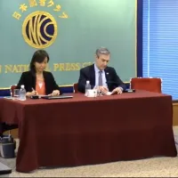 全米民主主義基金のウィルソン会長と一橋大の市原教授は会見で、世界的な民主主義の後退に強い危機感を示し、法の支配や独立メディアを守る予防的投資としての民主化支援において日本が今こそ国際的な指導力を発揮すべきだと訴えた。(写真/日本記者クラブ提供) 全米民主主義基金のウィルソン会長と一橋大の市原教授は会見で、世界的な民主主義の後退に強い危機感を示し、法の支配や独立メディアを守る予防的投資としての民主化支援において日本が今こそ国際的な指導力を発揮すべきだと訴えた。(写真/日本記者クラブ提供)