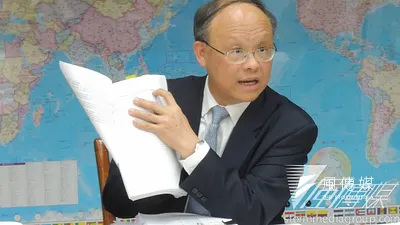 經濟部長鄧振中翻閱中韓FTA草簽內容。(葉瑜娟攝)