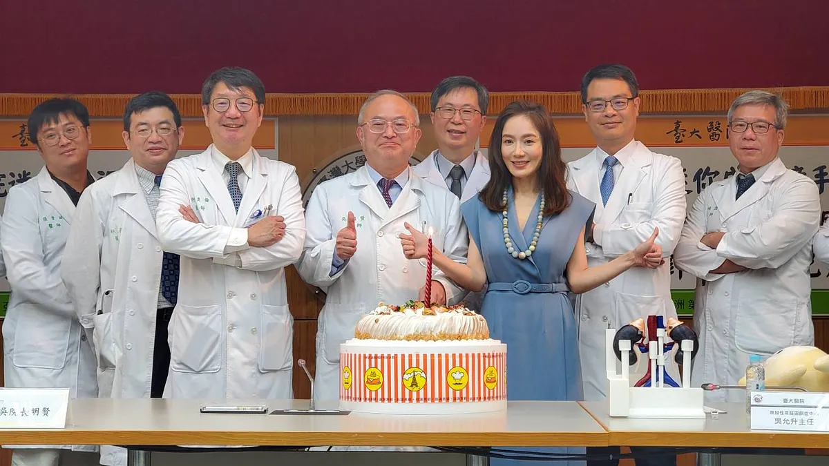 台大以迷你內視鏡手術治癒女演員尹馨(右三)的原發性醛固酮瘤症,幫助她徹底擺脫高血壓、低血脂的惡夢。(黃天如攝) 台大以迷你內視鏡手術治癒女演員尹馨(右三)的原發性醛固酮瘤症,幫助她徹底擺脫高血壓、低血脂的惡夢。(黃天如攝)