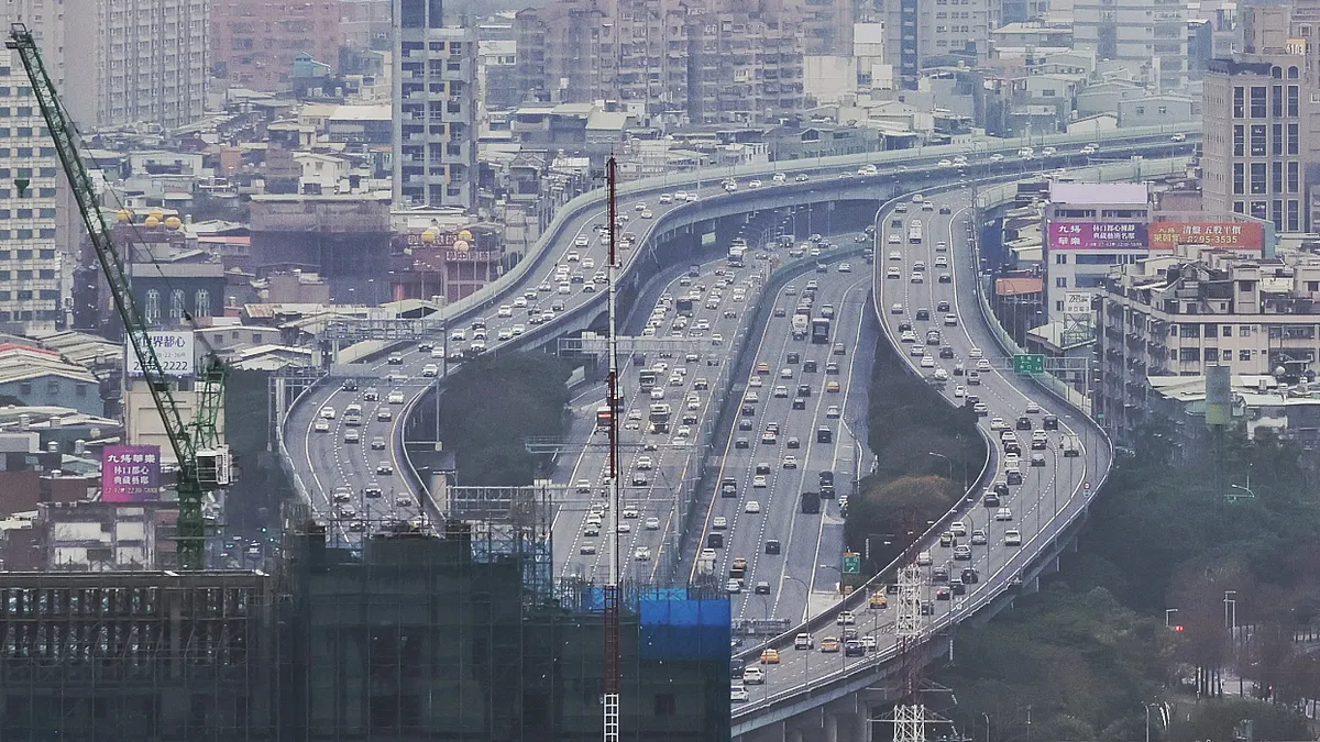 今日為教師節連假的最後一天,高公局預估多個北向路段恐塞車。(示意圖/柯承惠攝) 今日為教師節連假的最後一天,高公局預估多個北向路段恐塞車。(示意圖/柯承惠攝)