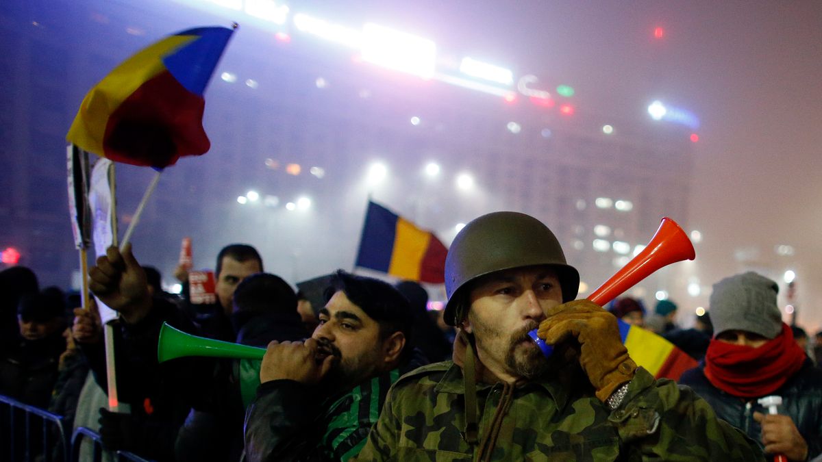 羅馬尼亞的抗議民眾在總理讓步之後依然徘徊不去,而且現在民眾的訴求已經升級為政府下台。(美聯社) 羅馬尼亞的抗議民眾在總理讓步之後依然徘徊不去,而且現在民眾的訴求已經升級為政府下台。(美聯社)