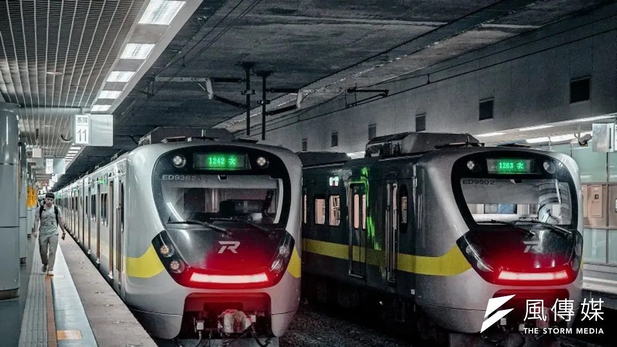 台鐵公司發布新聞稿宣布,為了提升西線直達車營運效能、增加尖峰通勤時段班次,並配合平鎮車站(臨時站)預計於 2026年(115 年)10 月啟用,決定自7月1日起進行列車時刻大調整。(資料照,洪煜勛攝)