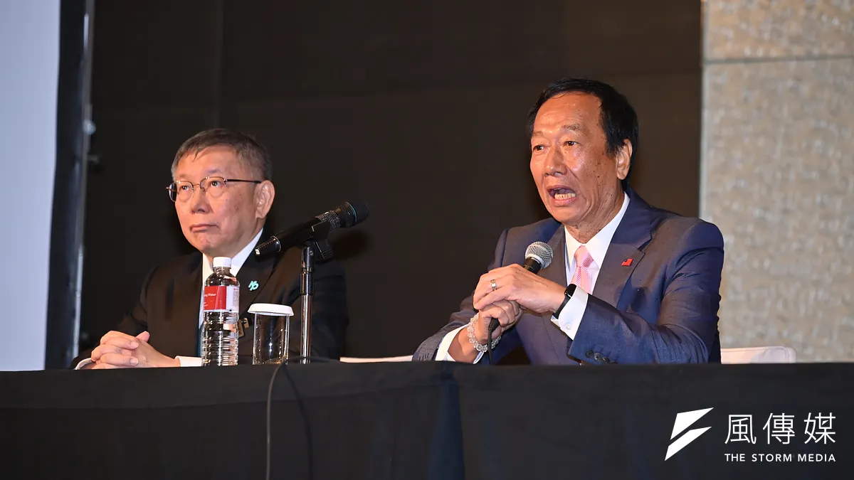 柯文哲(左)對兩岸關係的一番談話,恐影響鴻海創辦人郭台銘(右)原想支持他的默契。(陳昱凱攝) 柯文哲(左)對兩岸關係的一番談話,恐影響鴻海創辦人郭台銘(右)原想支持他的默契。(陳昱凱攝)