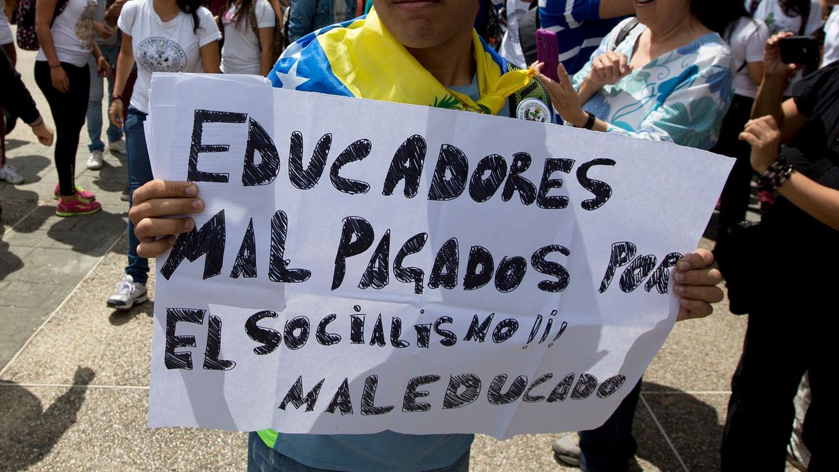 5月28日,委內瑞拉教授上街遊行,要求加薪。(美聯社) 5月28日,委內瑞拉教授上街遊行,要求加薪。(美聯社)