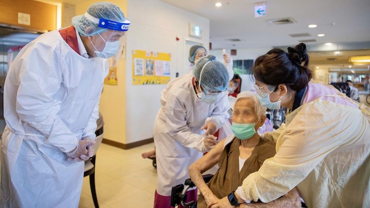 新北市長侯友宜說,一定要讓長輩儘速施打疫苗產生保護力,降低重症及死亡機率。(圖/新北市新聞局提供) 新北市長侯友宜說,一定要讓長輩儘速施打疫苗產生保護力,降低重症及死亡機率。(圖/新北市新聞局提供)