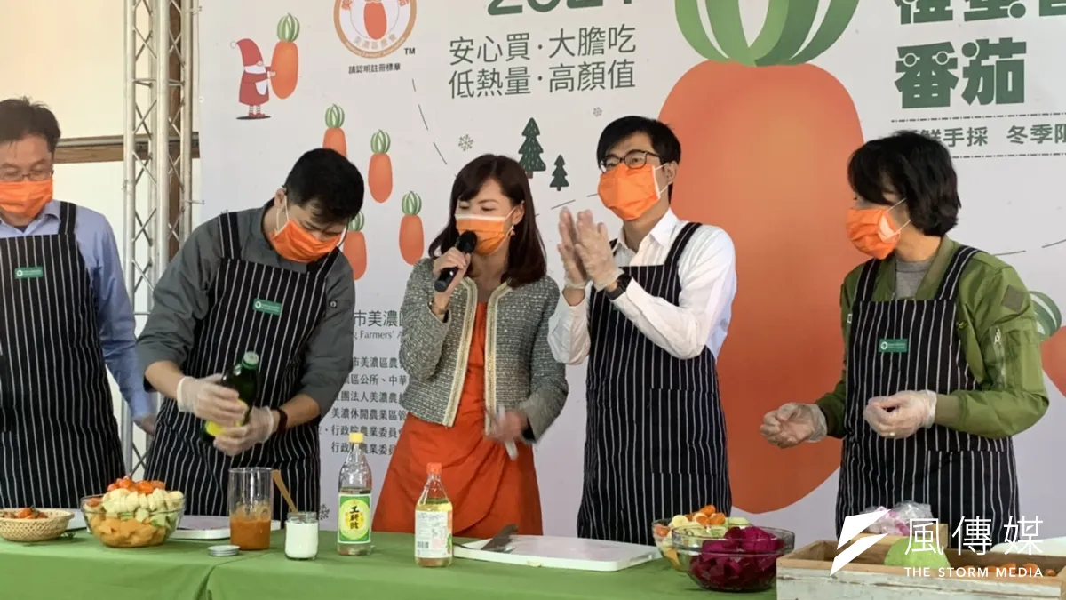 高雄市長陳其邁化身型男大主廚(右2),與網紅主廚克里斯、立法委員邱議瑩以及美濃區農會總幹事鍾清輝,利用橙蜜香番茄,做出營養又健康的料理。(圖/徐炳文攝)