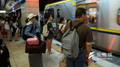 2018年元旦連續假期車票今(15)天開放預訂,台鐵統計到上午10時,熱門時段自強號車票都已售完。(資料照,顏麟宇攝)