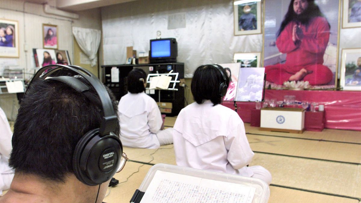 震撼全球的東京地鐵沙林毒氣事件,主謀奧姆真理教教主麻原彰晃於上週遭處決。(圖/*CUP提供) 震撼全球的東京地鐵沙林毒氣事件,主謀奧姆真理教教主麻原彰晃於上週遭處決。(圖/*CUP提供)