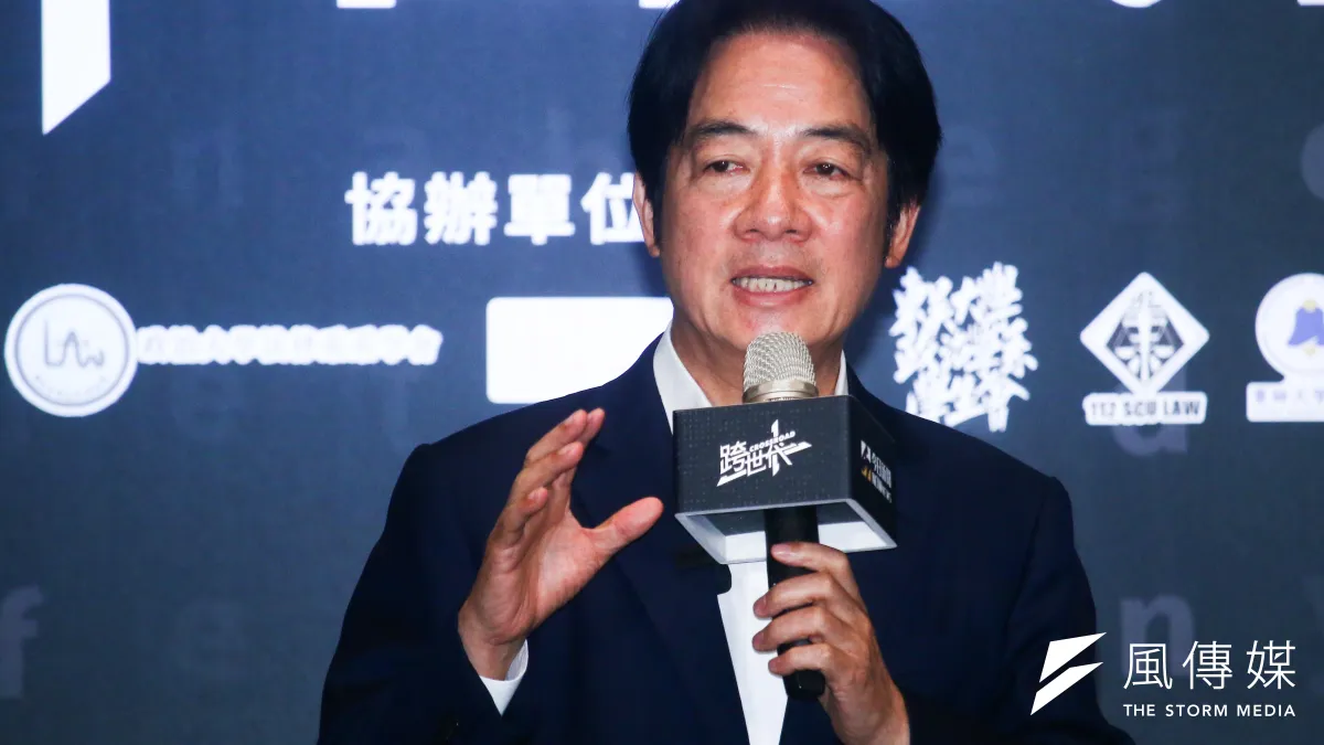 民進黨總統參選人賴清德面對學生提問台南槍擊案,他要學生瞭解黃偉哲和郭再欽是哪個政治團體。(蔡親傑攝)