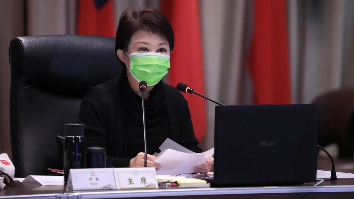 盧秀燕表示台中目前疫情平穩,但也不能掉以輕心,提醒民眾戴好口罩、勤洗手、做清消。(圖/台中市政府) 盧秀燕表示台中目前疫情平穩,但也不能掉以輕心,提醒民眾戴好口罩、勤洗手、做清消。(圖/台中市政府)