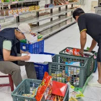 港務公司志工夥伴於高雄市實物銀行(三民分行)協助進行物資整理及品項效期分類。(圖/台灣港務公司提供) 港務公司志工夥伴於高雄市實物銀行(三民分行)協助進行物資整理及品項效期分類。(圖/台灣港務公司提供)
