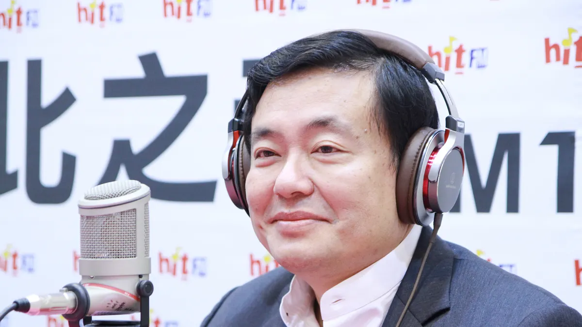 民進黨秘書長洪耀福今(10)接受《蔻蔻早餐》廣播專訪。(Hit Fm《蔻蔻早餐》製作單位提供)