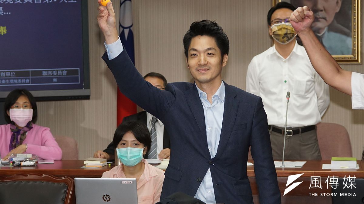 立法院23日舉行新會期召委選舉,立委蔣萬安出席順利抽中衛環委員會召委席次。(盧逸峰攝) 立法院23日舉行新會期召委選舉,立委蔣萬安出席順利抽中衛環委員會召委席次。(盧逸峰攝)