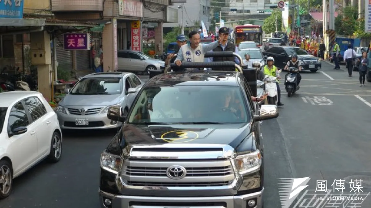 新北市長朱立倫25日車隊掃街,獲得民眾熱情支持。(羅暐智攝)