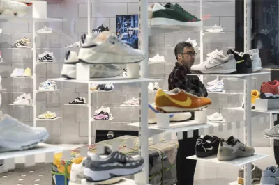 在華業務目前是Nike全球業務中表現最差的部分。圖Nike上海門店展示的鞋。(華爾街日報)