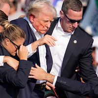 2024年7月13日、暗殺未遂に遭い、シークレットサービス(SS)の警護を受けながら現場を迅速に離脱する米前大統領のドナルド・トランプ氏。(写真/AP通信提供) 2024年7月13日、暗殺未遂に遭い、シークレットサービス(SS)の警護を受けながら現場を迅速に離脱する米前大統領のドナルド・トランプ氏。(写真/AP通信提供)