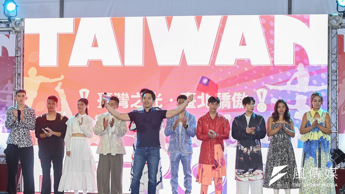 11位奧運選手16日出席「巴黎奧運英雄時尚派對」,台北市長蔣萬安宣布,選手終生可免費入場北市各運動中心,並贈送機票造型、4年無限次數免費搭乘記名悠遊卡。(陳昱凱攝) 11位奧運選手16日出席「巴黎奧運英雄時尚派對」,台北市長蔣萬安宣布,選手終生可免費入場北市各運動中心,並贈送機票造型、4年無限次數免費搭乘記名悠遊卡。(陳昱凱攝)