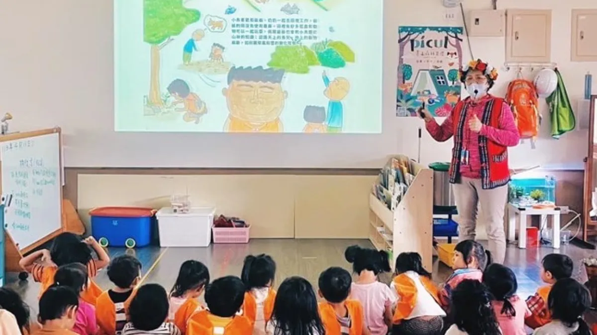 4 月 22 日前往新北市烏來幼兒園辦理行動書屋活動。(圖/新北市原民局提供)