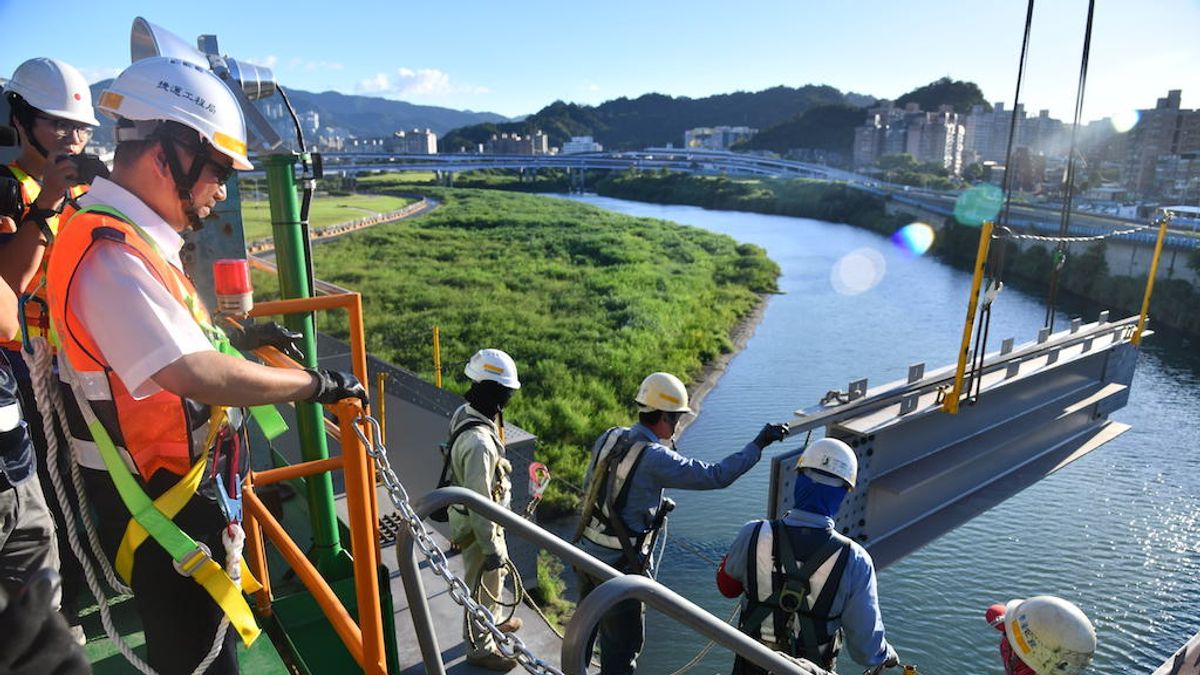 新北市長侯友宜12日擔任安坑輕軌「一日工頭」,實際了解安坑輕軌工程中的安心橋橋體鋼桁架吊裝作業內容。(圖/新北市捷運工程局提供) 新北市長侯友宜12日擔任安坑輕軌「一日工頭」,實際了解安坑輕軌工程中的安心橋橋體鋼桁架吊裝作業內容。(圖/新北市捷運工程局提供)