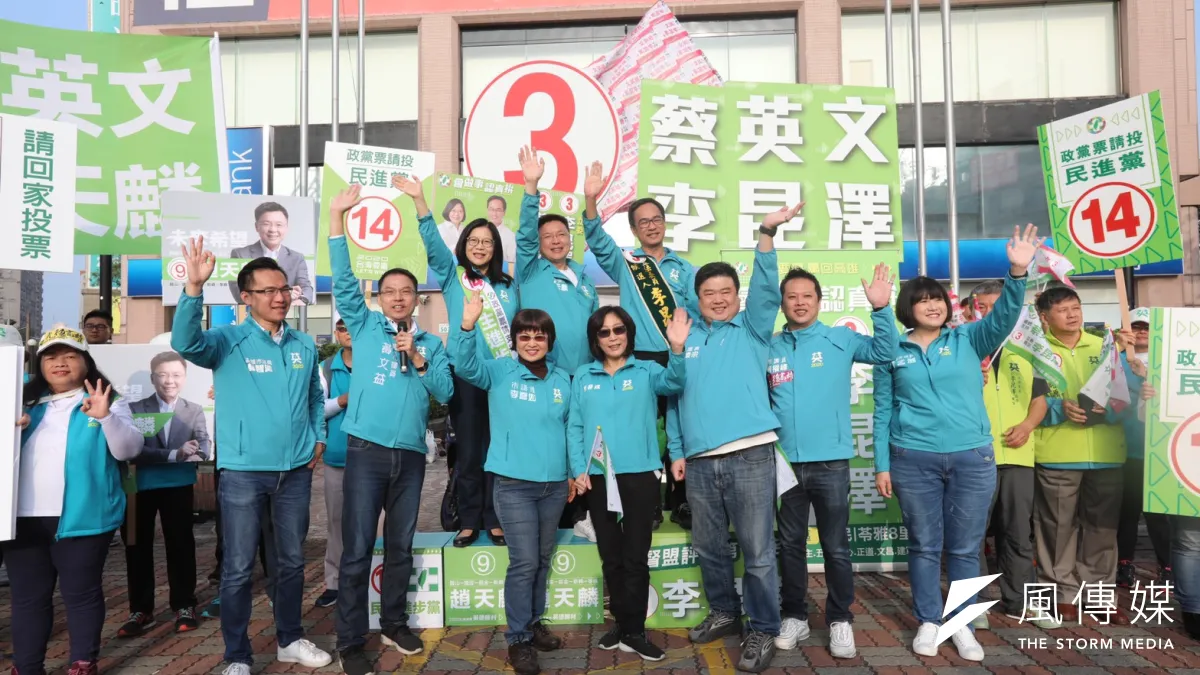 立委候選人李昆澤、趙天麟在高雄九如大順路口進行拜票,市議員康裕成、李喬如、簡煥宗、何權峰、林智鴻、黃文益、鄭孟洳也現身助陣,齊心爭取高雄市民的支持。(圖/徐炳文攝)