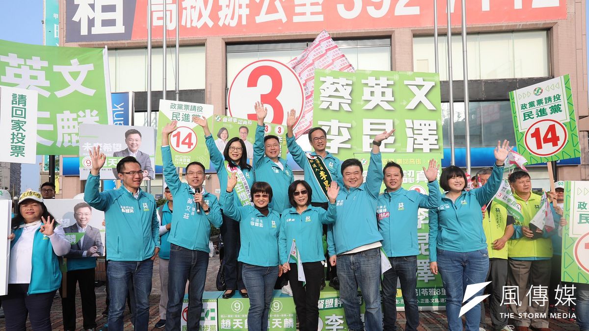 立委候選人李昆澤、趙天麟在高雄九如大順路口進行拜票,市議員康裕成、李喬如、簡煥宗、何權峰、林智鴻、黃文益、鄭孟洳也現身助陣,齊心爭取高雄市民的支持。(圖/徐炳文攝) 立委候選人李昆澤、趙天麟在高雄九如大順路口進行拜票,市議員康裕成、李喬如、簡煥宗、何權峰、林智鴻、黃文益、鄭孟洳也現身助陣,齊心爭取高雄市民的支持。(圖/徐炳文攝)