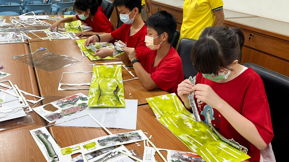 藉由《藝賞林園》一頁立體書DIY體驗活動,讓學生更認識林家花園 (圖/新北市政府文化局) 藉由《藝賞林園》一頁立體書DIY體驗活動,讓學生更認識林家花園 (圖/新北市政府文化局)