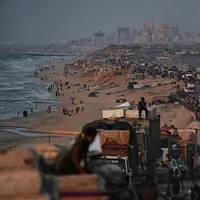イスラエル軍は本日(20日)、パレスチナ武装組織ハマスに対する大規模な空襲後、ガザにおける停戦合意を再開したと発表した。イスラエル国防軍は、この行動が政治上層部の指示に基づき、ハマスの過去の合意違反への対応として行われたことを説明している。それにもかかわらず、現地では少なくとも26人がイスラエル側の空襲で死亡し、和平への道が依然として困難であることが示された。(写真/AP通信提供) イスラエル軍は本日(20日)、パレスチナ武装組織ハマスに対する大規模な空襲後、ガザにおける停戦合意を再開したと発表した。イスラエル国防軍は、この行動が政治上層部の指示に基づき、ハマスの過去の合意違反への対応として行われたことを説明している。それにもかかわらず、現地では少なくとも26人がイスラエル側の空襲で死亡し、和平への道が依然として困難であることが示された。(写真/AP通信提供)