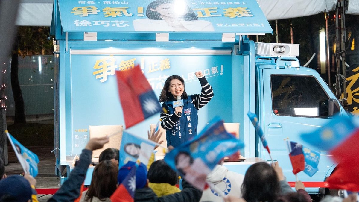 徐巧芯將陸戰街講車與空戰直播結合並進,反觀對手卻完全放棄空戰互動機會。(圖/競選總部) 徐巧芯將陸戰街講車與空戰直播結合並進,反觀對手卻完全放棄空戰互動機會。(圖/競選總部)