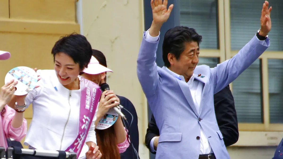 河井案里(左)的賄選案,讓安倍晉三(右)的閣揆之位搖搖欲墜。(美聯社)