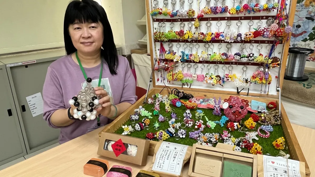 離開職場20年,蔡惠名透過勞動部推介到慈光心智關懷協會工作,開展不一樣的職涯道路,成就人生新價值。(圖/勞動力發ˋ展署雲嘉南分署提供)