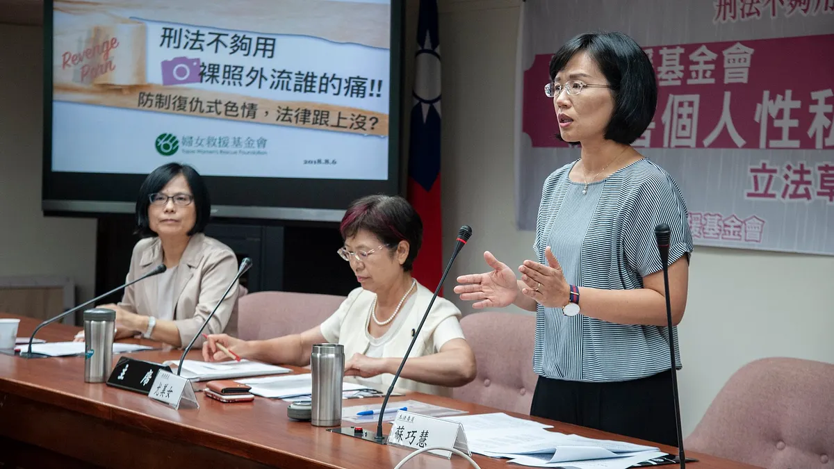 民進黨立委尤美女(中)、蘇巧慧(右)、婦女救援基金會今舉辦「刑法不夠用,裸照外流誰的痛!」公聽會。(翻攝蘇巧慧臉書) 民進黨立委尤美女(中)、蘇巧慧(右)、婦女救援基金會今舉辦「刑法不夠用,裸照外流誰的痛!」公聽會。(翻攝蘇巧慧臉書)