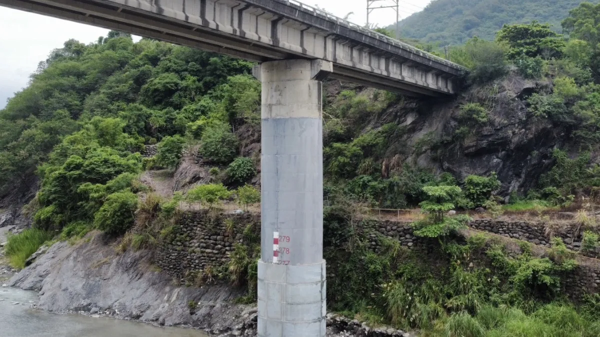 獅額頭大橋於河床中落有兩處橋墩並以鋼板包覆,可降低荖濃溪上游及其支流於豪大雨時挾帶大量土石及漂流木造成的衝擊破壞。(圖/高速工務局提供)