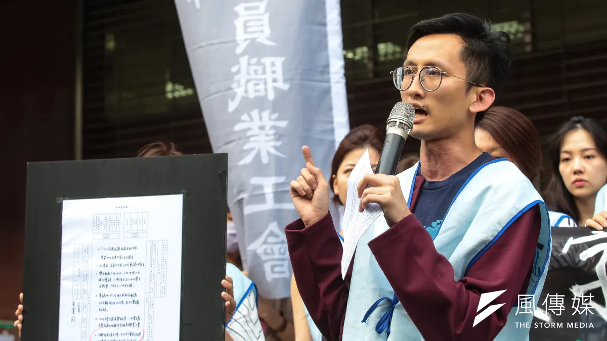 桃園市空服員職業工會副秘書周聖凱表示,罷工期間資方打壓罷工權行為,將向勞動部提出裁決申請。(資料照片,顏麟宇攝)