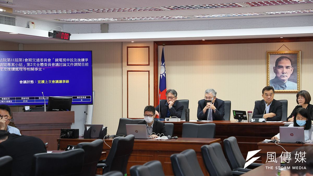民眾黨立委林國成(右二)6日主持立法院交通委員會「鏡電視申設及後續爭議調閱專案小組」會議。(顏麟宇攝) 民眾黨立委林國成(右二)6日主持立法院交通委員會「鏡電視申設及後續爭議調閱專案小組」會議。(顏麟宇攝)