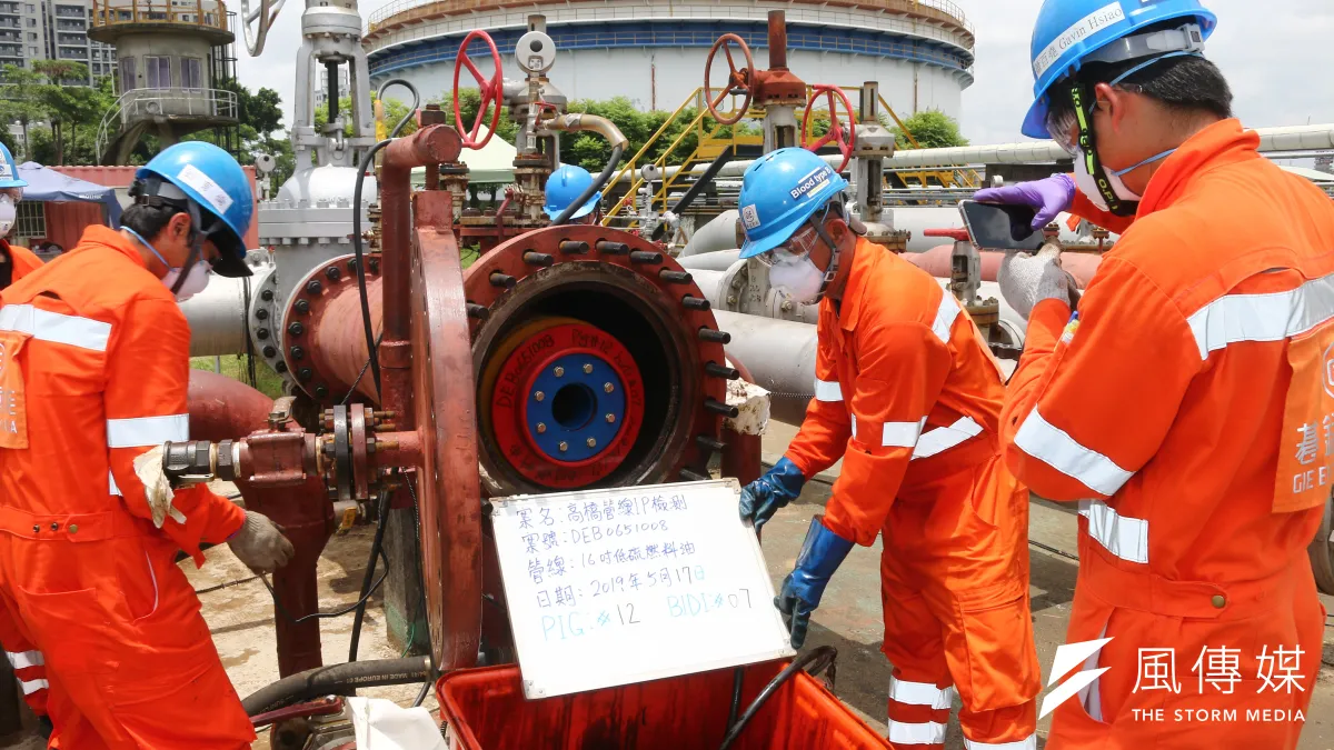 高雄氣爆發生後,高雄市政府除了全面比對圖資、確認市區地下的管線及箱涵不再重疊,也成立管線安全辦公室,業者則每天確認回報管線狀況。圖為中油利用智慧型通管器檢查輸油管。(蔡親傑攝)