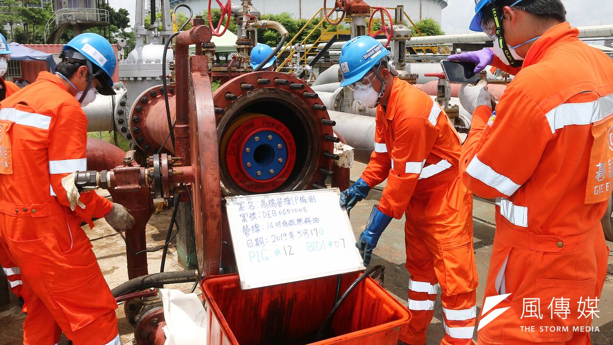 高雄氣爆發生後,高雄市政府除了全面比對圖資、確認市區地下的管線及箱涵不再重疊,也成立管線安全辦公室,業者則每天確認回報管線狀況。圖為中油利用智慧型通管器檢查輸油管。(蔡親傑攝) 高雄氣爆發生後,高雄市政府除了全面比對圖資、確認市區地下的管線及箱涵不再重疊,也成立管線安全辦公室,業者則每天確認回報管線狀況。圖為中油利用智慧型通管器檢查輸油管。(蔡親傑攝)