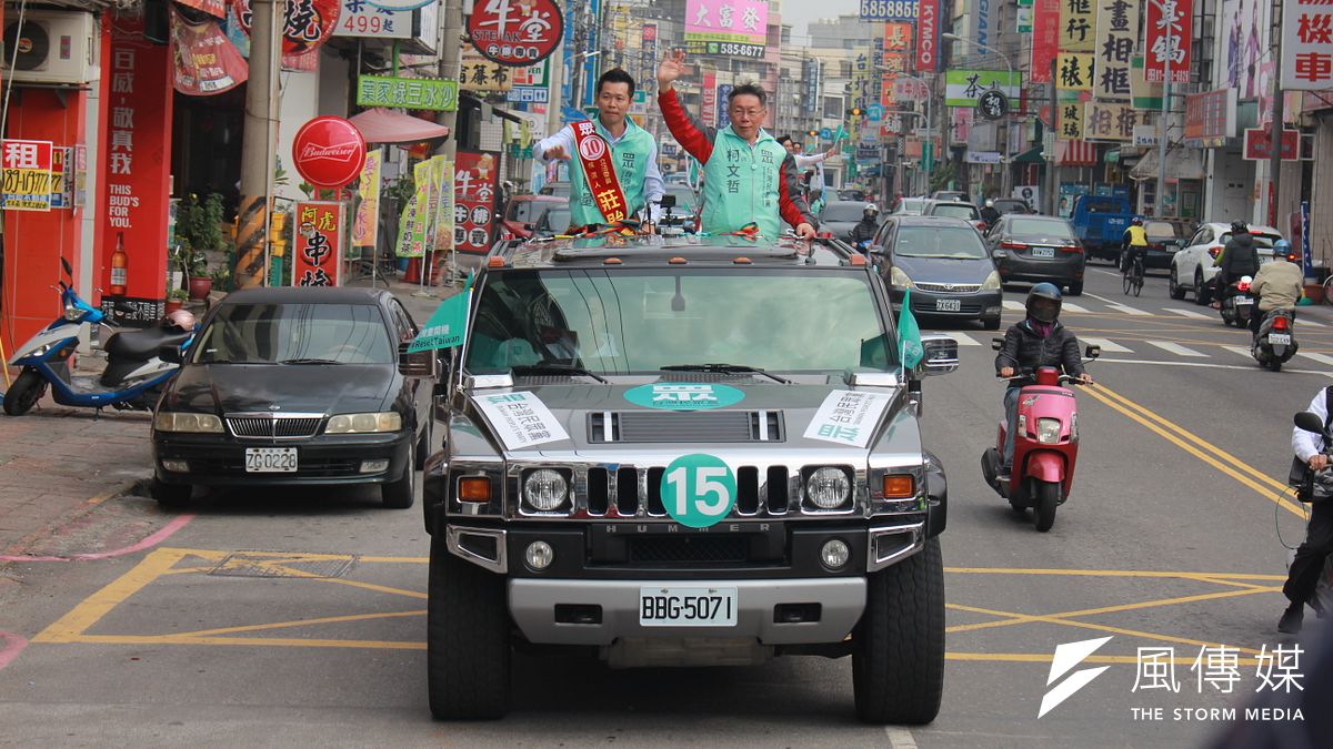 台灣民眾黨主席柯文哲28日起南下進行車隊掃街,首站由高雄出發。(方炳超攝) 台灣民眾黨主席柯文哲28日起南下進行車隊掃街,首站由高雄出發。(方炳超攝)