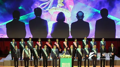 民進黨把內閣部會首長邀到全代會,許多閣員並非民進黨員,卻因年底選戰為政黨背書,政黨黑手公然伸入國家機器。(柯承惠攝)