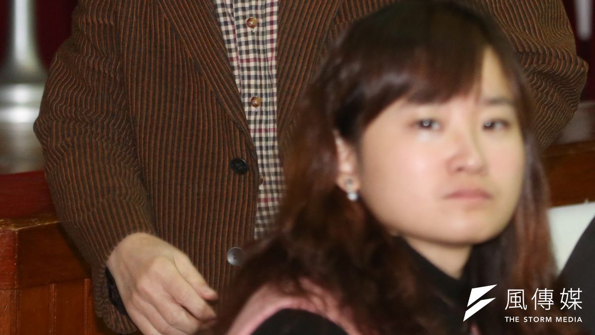 立委曾巨威「沉睡」了3年,但在4月10日的總質詢終於「甦醒」,在議場內砲火四射。(資料照片,余志偉攝) 立委曾巨威「沉睡」了3年,但在4月10日的總質詢終於「甦醒」,在議場內砲火四射。(資料照片,余志偉攝)