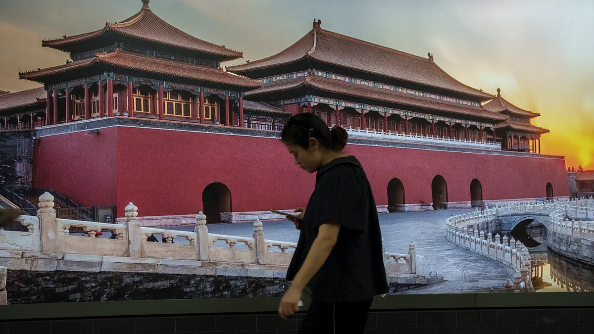 2025年、中国人民、北京天安門前にて。中国共産党は京西賓館で第20回4中全会を開催中。(AP通信) 2025年、中国人民、北京天安門前にて。中国共産党は京西賓館で第20回4中全会を開催中。(AP通信)