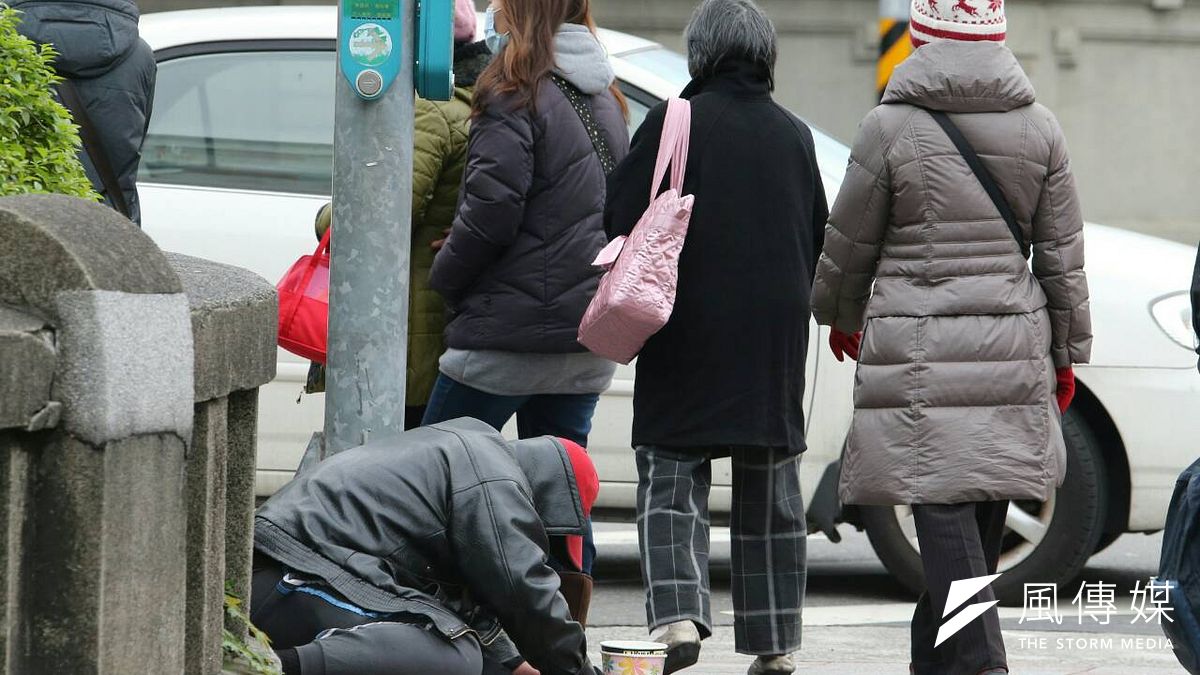 近日全台寒流來襲,氣溫驟降。據統計,9日至12日共計4天來,已有154人因寒流喪命,幾乎都是高齡人士,然而在彰化縣則出現一名年僅23歲的葉姓男子因天冷猝死。(資料照,陳明仁攝) 近日全台寒流來襲,氣溫驟降。據統計,9日至12日共計4天來,已有154人因寒流喪命,幾乎都是高齡人士,然而在彰化縣則出現一名年僅23歲的葉姓男子因天冷猝死。(資料照,陳明仁攝)