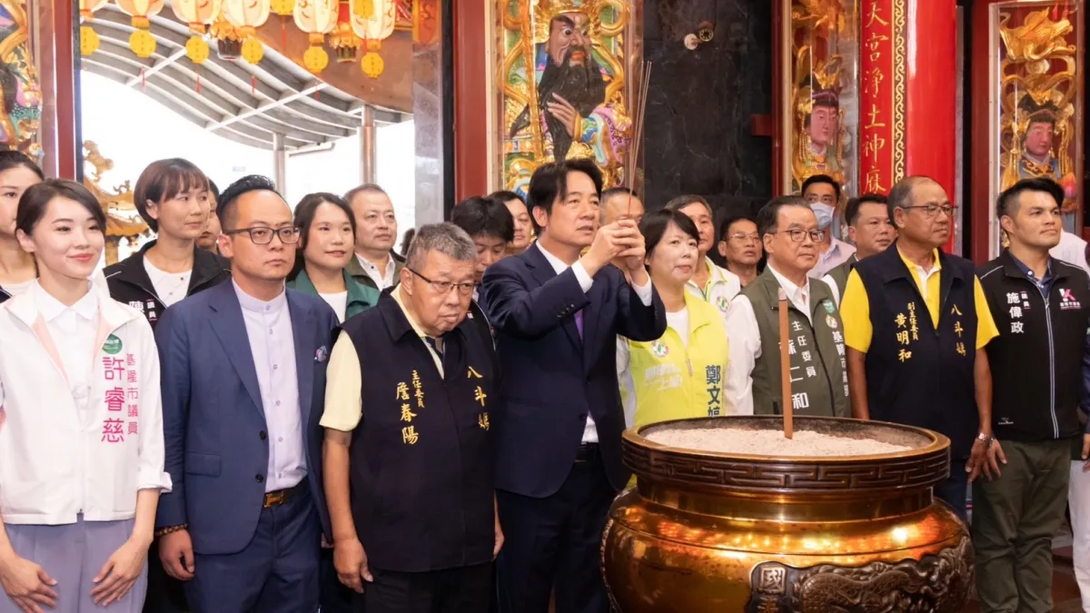 副總統賴清德今(24)日下午分別前往基隆市天顯宮,以及八斗子度天宮參香,和鄉親說明政見。(賴清德競選辦公室提供)